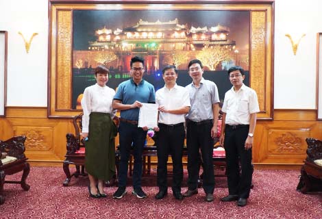 VIET PHUONG INVESTMENT GROUP SUPPORTING THE PEOPLE OF THUA THIEN HUE TO RECOVER THE EFFECT OF STORM image